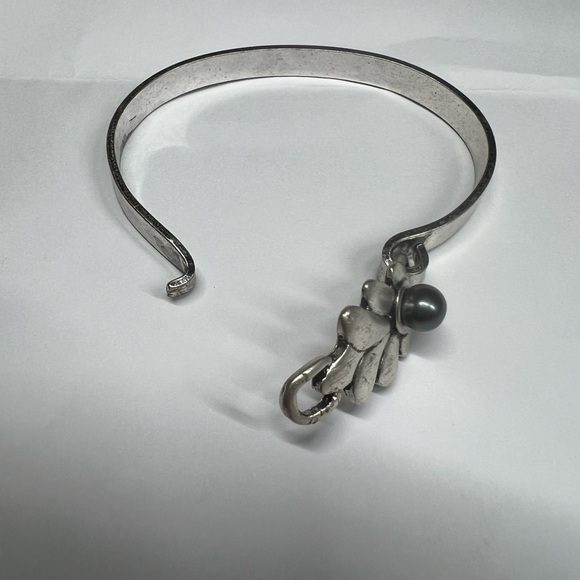 Elegant Silver Bracelet with Black Pearl Accent - Picture 3 of 6